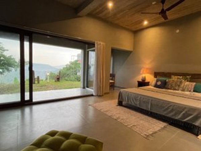 653x490 (6) Nature retreat in a foreign country...group of people on a health retreat - hotel room